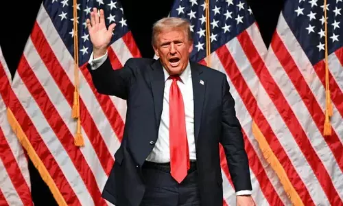 ട്രംപ് അധികാരത്തില് കയറുന്നതിന് മുമ്പ് വിദ്യാര്ഥികള് അമേരിക്കയില് തിരികെയെത്തണമെന്ന് സര്വ്വകലാശാലകള് ട്രംപ് അധികാരത്തില് കയറുന്നതിന് മുമ്പ് വിദ്യാര്ഥികള് അമേരിക്കയില് തിരികെയെത്തണമെന്ന് സര്വ്വകലാശാലകള്