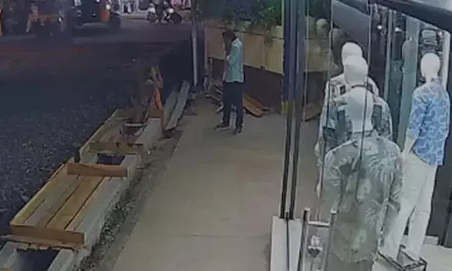 ആലപ്പുഴയില് ഗര്ഭിണി ഓടയില് വീണു; പിന്നാലെ ഓട സ്ലാബിട്ട് മൂടി അധികൃതര് ആലപ്പുഴയില് ഗര്ഭിണി ഓടയില് വീണു; പിന്നാലെ ഓട സ്ലാബിട്ട് മൂടി അധികൃതര്