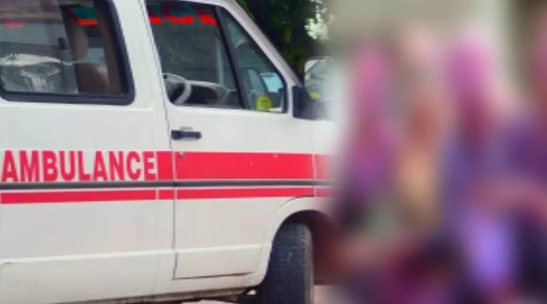 എറണാകുളത്ത് രോഗിയുമായി പോയ ആംബുലന്സ് താഴ്ചയിലേക്ക് മറിഞ്ഞ് ഒരാള് മരിച്ചു എറണാകുളത്ത് രോഗിയുമായി പോയ ആംബുലന്സ് താഴ്ചയിലേക്ക് മറിഞ്ഞ് ഒരാള് മരിച്ചു