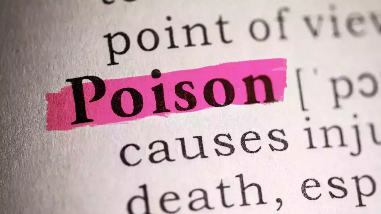 എലിവിഷം വച്ച മുറിയില് കിടന്നുറങ്ങി; ഒരു വയസുകാരനുള്പ്പെടെ രണ്ട് കുട്ടികള് മരിച്ചു എലിവിഷം വച്ച മുറിയില് കിടന്നുറങ്ങി; ഒരു വയസുകാരനുള്പ്പെടെ രണ്ട് കുട്ടികള് മരിച്ചു