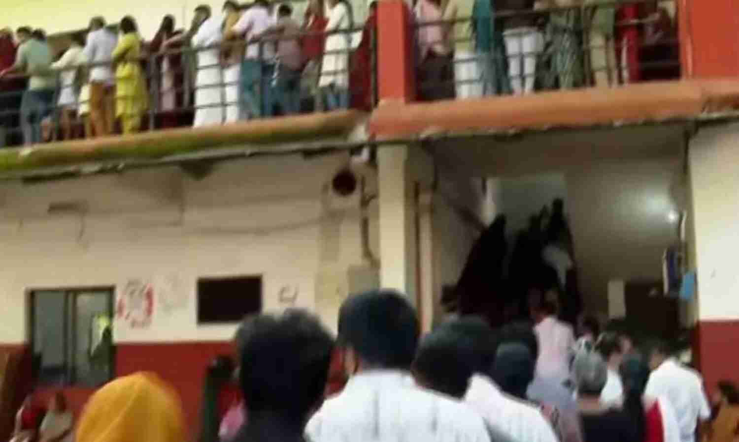 ചേവായൂര് സര്വീസ് സഹകരണ ബാങ്ക് തിരഞ്ഞെടുപ്പ്; കള്ളവോട്ട് ആരോപണത്തില് സിപിഎം കോണ്ഗ്രസ് സംഘര്ഷം ചേവായൂര് സര്വീസ് സഹകരണ ബാങ്ക് തിരഞ്ഞെടുപ്പ്; കള്ളവോട്ട് ആരോപണത്തില് സിപിഎം കോണ്ഗ്രസ് സംഘര്ഷം