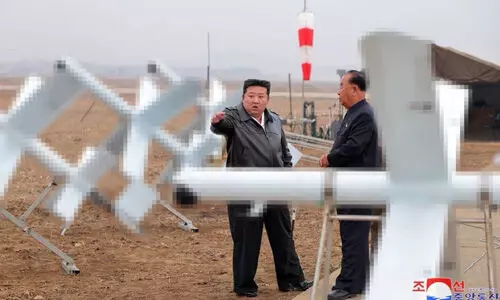 സൂയിസൈഡ് ഡ്രോണുകള് ധാരാളമായി നിര്മിക്കാന് നിര്ദേശം നല്കി കിം ജോങ് ഉന് സൂയിസൈഡ് ഡ്രോണുകള് ധാരാളമായി നിര്മിക്കാന് നിര്ദേശം നല്കി കിം ജോങ് ഉന്