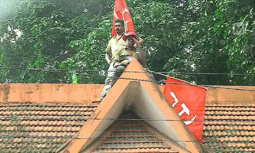 തിരുവനന്തപുരം നഗരസഭയില്‍ വീണ്ടും ശുചീകരണ തൊഴിലാളികളുടെ പ്രതിഷേധം