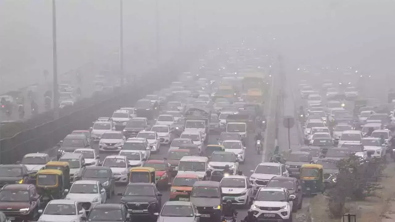 ഡല്ഹിയില് വായു ഗുണനിലവാരം ഏറ്റവും മോശം അവസ്ഥയില്; വാഹന ഗതാഗതം തടസ്സപ്പെട്ടു; 107 വിമാനങ്ങള് വൈകി ഡല്ഹിയില് വായു ഗുണനിലവാരം ഏറ്റവും മോശം അവസ്ഥയില്; വാഹന ഗതാഗതം തടസ്സപ്പെട്ടു; 107 വിമാനങ്ങള് വൈകി