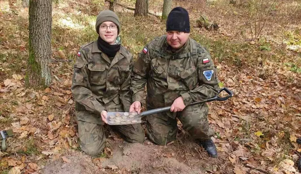 റോമന് കാലത്തെ റോഡ് തപ്പി പിതാവും മകനും; കിട്ടിയതോ? റോമന് കാലത്തെ റോഡ് തപ്പി പിതാവും മകനും; കിട്ടിയതോ?