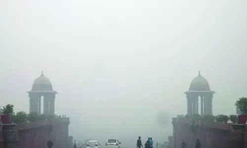 തുടര്ച്ചയായ മൂന്നാം ദിവസവും ഡല്ഹിയിലെ വായു ഗുണനിലവാരം ഗുരുതര വിഭാഗത്തില് തുടര്ച്ചയായ മൂന്നാം ദിവസവും ഡല്ഹിയിലെ വായു ഗുണനിലവാരം ഗുരുതര വിഭാഗത്തില്