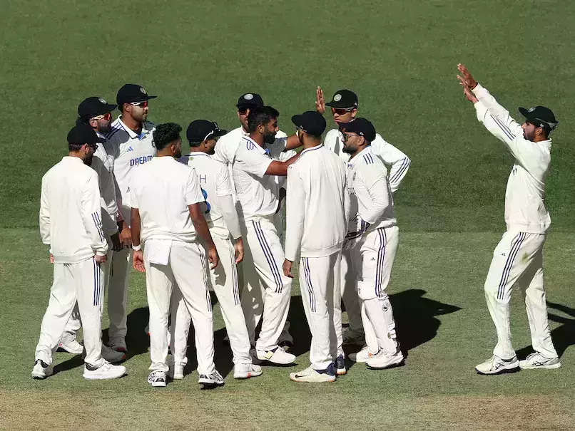 ബോര്ഡര്-ഗവാസ്കര് ട്രോഫി; ഓസിസിന്റെ അതേ നാണയത്തില് തിരിച്ചടിച്ച് ഇന്ത്യ; ഓസിസ് ഏഴിന് 67; ബുംറയ്ക്ക് നാല് വിക്കറ്റ് ബോര്ഡര്-ഗവാസ്കര് ട്രോഫി; ഓസിസിന്റെ അതേ നാണയത്തില് തിരിച്ചടിച്ച് ഇന്ത്യ; ഓസിസ് ഏഴിന് 67; ബുംറയ്ക്ക് നാല് വിക്കറ്റ്