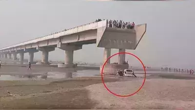 പാലം തകര്ന്നത് ജി പി എസ്സില് അപ്ഡേറ്റ് ചെയ്തില്ല; ഉത്തര്പ്രദേശില് തകര്ന്ന പാലത്തില് നിന്ന് കാറില് വീണ് സഹോദരങ്ങള്ക്ക് ദാരുണാന്ത്യം പാലം തകര്ന്നത് ജി പി എസ്സില് അപ്ഡേറ്റ് ചെയ്തില്ല; ഉത്തര്പ്രദേശില് തകര്ന്ന പാലത്തില് നിന്ന് കാറില് വീണ് സഹോദരങ്ങള്ക്ക് ദാരുണാന്ത്യം