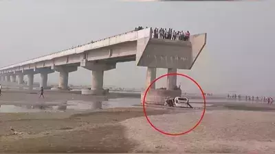 പാലം തകര്ന്നത് ജി പി എസ്സില് അപ്ഡേറ്റ് ചെയ്തില്ല; ഉത്തര്പ്രദേശില് തകര്ന്ന പാലത്തില് നിന്ന് കാറില് വീണ് സഹോദരങ്ങള്ക്ക് ദാരുണാന്ത്യം പാലം തകര്ന്നത് ജി പി എസ്സില് അപ്ഡേറ്റ് ചെയ്തില്ല; ഉത്തര്പ്രദേശില് തകര്ന്ന പാലത്തില് നിന്ന് കാറില് വീണ് സഹോദരങ്ങള്ക്ക് ദാരുണാന്ത്യം