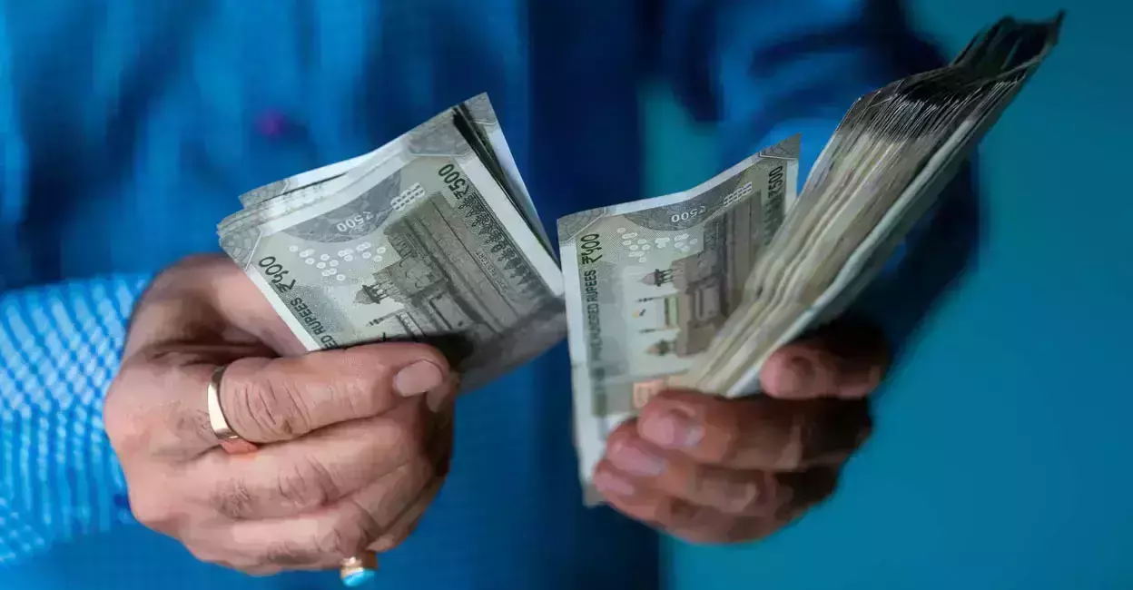 കോട്ടക്കല് നഗരസഭയിലെ ക്ഷേമപെന്ഷന് തട്ടിപ്പ്; അനര്ഹരെന്ന് കണ്ടെത്തിയവരെ നേരിട്ട് കണ്ട് പരിശോധിക്കും; ഇന്ന് മുതല് നടപടി കോട്ടക്കല് നഗരസഭയിലെ ക്ഷേമപെന്ഷന് തട്ടിപ്പ്; അനര്ഹരെന്ന് കണ്ടെത്തിയവരെ നേരിട്ട് കണ്ട് പരിശോധിക്കും; ഇന്ന് മുതല് നടപടി