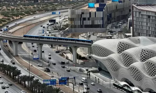 യാത്രക്കാരെ സ്വാഗതം ചെയ്ത് റിയാദ് മെട്രോ (വീഡിയോ)