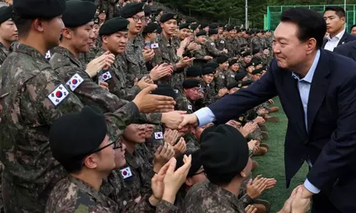 ഉത്തരകൊറിയയുടെ ഭീഷണി: ദക്ഷിണകൊറിയയില് പട്ടാള നിയമം പ്രഖ്യാപിച്ചു ഉത്തരകൊറിയയുടെ ഭീഷണി: ദക്ഷിണകൊറിയയില് പട്ടാള നിയമം പ്രഖ്യാപിച്ചു