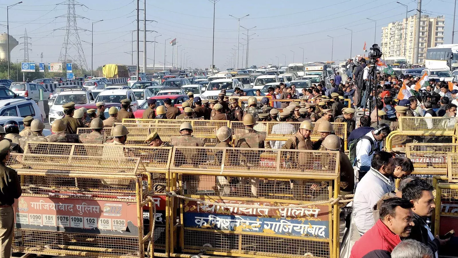 സംഭലിലേക്കുള്ള രാഹുലിന്റെ യാത്ര തടഞ്ഞ് പോലിസ്: അതിര്ത്തിയില് സംഘര്ഷസമാനമായ സാഹചര്യം സംഭലിലേക്കുള്ള രാഹുലിന്റെ യാത്ര തടഞ്ഞ് പോലിസ്: അതിര്ത്തിയില് സംഘര്ഷസമാനമായ സാഹചര്യം