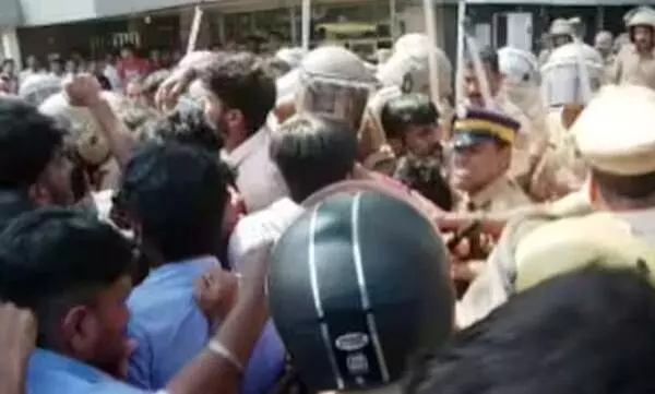 കണ്ണൂര് ഗവ. ഐടിഐയില് എസ്എഫ്ഐ-കെഎസ്യു സംഘര്ഷം; ഐടിഐ അനിശ്ചിതകാലത്തേക്ക് അടച്ചു കണ്ണൂര് ഗവ. ഐടിഐയില് എസ്എഫ്ഐ-കെഎസ്യു സംഘര്ഷം; ഐടിഐ അനിശ്ചിതകാലത്തേക്ക് അടച്ചു