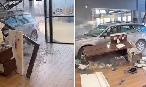 റീഫണ്ട് കിട്ടിയില്ല; ഷോറൂമില് കാറിടിച്ച് കയറ്റി യുവാവ് (വീഡിയോ) റീഫണ്ട് കിട്ടിയില്ല; ഷോറൂമില് കാറിടിച്ച് കയറ്റി യുവാവ് (വീഡിയോ)