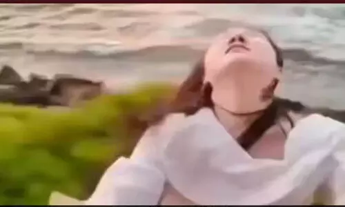 ട്രെയ്നിന്റെ വാതിലില് തൂങ്ങിക്കിടന്ന് ഫോട്ടോക്ക് പോസ് ചെയ്ത യുവതി താഴെ വീണു (വീഡിയോ) ട്രെയ്നിന്റെ വാതിലില് തൂങ്ങിക്കിടന്ന് ഫോട്ടോക്ക് പോസ് ചെയ്ത യുവതി താഴെ വീണു (വീഡിയോ)