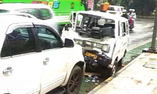 വാനും കാറും കൂട്ടിയിടിച്ചുണ്ടായ അപകടത്തില് ഒരു മരണം വാനും കാറും കൂട്ടിയിടിച്ചുണ്ടായ അപകടത്തില് ഒരു മരണം