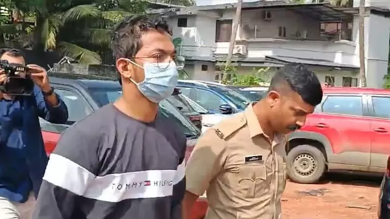 മാരുതി നെക്സ ഷോറൂമില് തീയിട്ട് മൂന്ന് കാറുകള് കത്തിച്ച സെയില്സ്മാന് അറസ്റ്റില് മാരുതി നെക്സ ഷോറൂമില് തീയിട്ട് മൂന്ന് കാറുകള് കത്തിച്ച സെയില്സ്മാന് അറസ്റ്റില്