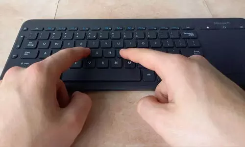 കംപ്യൂട്ടര് ഓപ്പറേറ്ററായി ജോലി ചെയ്യാന് ഇഷ്ടമല്ല; വിരലുകള് മുറിച്ച് മാറ്റി യുവാവ് കംപ്യൂട്ടര് ഓപ്പറേറ്ററായി ജോലി ചെയ്യാന് ഇഷ്ടമല്ല; വിരലുകള് മുറിച്ച് മാറ്റി യുവാവ്