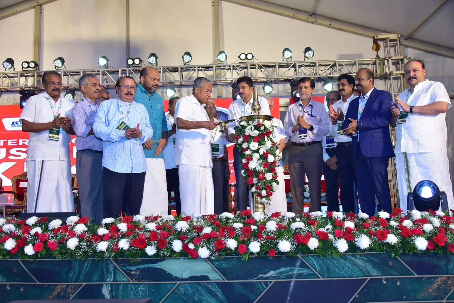 സൂക്ഷ്മ ഇടത്തരം ചെറുകിട വ്യവസായ മേഖലയുടെ ഉയര്ച്ചയ്ക്ക് കേരള സര്ക്കാര് പൂര്ണ പിന്തുണ നല്കും: പിണറായി വിജയന് സൂക്ഷ്മ ഇടത്തരം ചെറുകിട വ്യവസായ മേഖലയുടെ ഉയര്ച്ചയ്ക്ക് കേരള സര്ക്കാര് പൂര്ണ പിന്തുണ നല്കും: പിണറായി വിജയന്