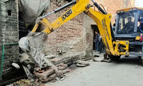  പള്ളികളിലെ ലൗഡ് സ്പീക്കര്‍ നിരീക്ഷണം വൈദ്യുതി മോഷണം കണ്ടെത്താന്‍ സഹായിച്ചു; വൈദ്യുതി മോഷണ നിരീക്ഷണം ക്ഷേത്രം കണ്ടെത്താന്‍ സഹായിച്ചു...... സംഭലില്‍ ജില്ലാ ഭരണകൂടം വീടുകള്‍ പൊളിക്കുന്നു