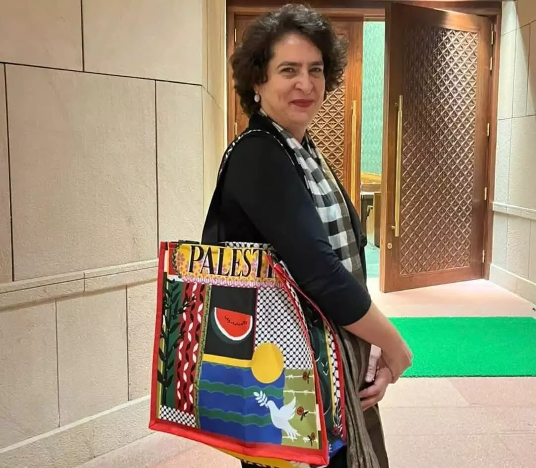 ഫലസ്തീന് ഐക്യദാര്ഢ്യം; ഫലസ്തീന് പ്രിന്റ് ചെയ്ത ബാഗുമായി പ്രിയങ്ക പാര്ലമെന്റില്(വീഡിയോ) ഫലസ്തീന് ഐക്യദാര്ഢ്യം; ഫലസ്തീന് പ്രിന്റ് ചെയ്ത ബാഗുമായി പ്രിയങ്ക പാര്ലമെന്റില്(വീഡിയോ)