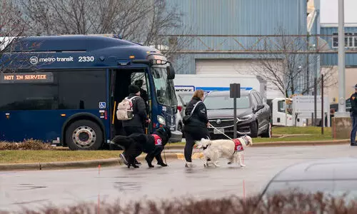 യുഎസില് സ്കൂളില് വെടിവയ്പ്; നാലു മരണം; വെടിവച്ചത് പതിനഞ്ചുകാരി യുഎസില് സ്കൂളില് വെടിവയ്പ്; നാലു മരണം; വെടിവച്ചത് പതിനഞ്ചുകാരി