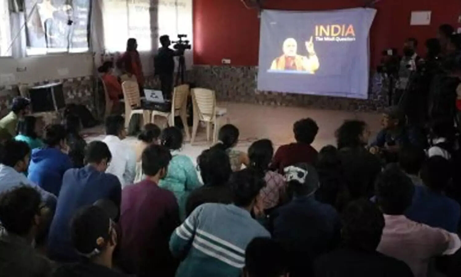 ഇന്ത്യ: ദ മോദി ക്വസ്റ്റ്യന് പ്രദര്ശിപ്പിച്ച് വിദ്യാര്ഥികള്; നടപടിക്കൊരുങ്ങി അധികൃതര് ഇന്ത്യ: ദ മോദി ക്വസ്റ്റ്യന് പ്രദര്ശിപ്പിച്ച് വിദ്യാര്ഥികള്; നടപടിക്കൊരുങ്ങി അധികൃതര്