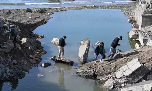 അസദിന്റെ സൈന്യം ആയുധങ്ങള് വില്ക്കുന്നു; എകെ-47 തോക്കിന് 2,100 രൂപ അസദിന്റെ സൈന്യം ആയുധങ്ങള് വില്ക്കുന്നു; എകെ-47 തോക്കിന് 2,100 രൂപ