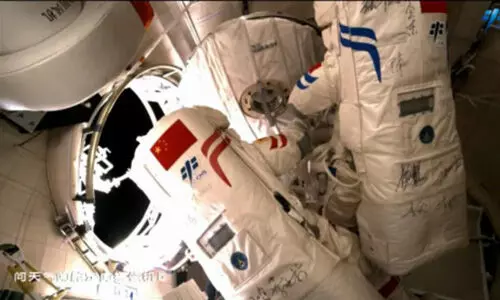 ബഹിരാകാശ നടത്തത്തില് അമേരിക്കന് റെക്കോഡ് തകര്ത്ത് ചൈന(വീഡിയോ) ബഹിരാകാശ നടത്തത്തില് അമേരിക്കന് റെക്കോഡ് തകര്ത്ത് ചൈന(വീഡിയോ)