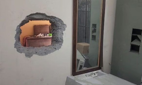 ബാങ്കിന്റെ ഭിത്തി തുരന്ന് മോഷണം; 40 ലക്ഷം രൂപയുടെ ആഭരണങ്ങള്‍ കവര്‍ന്നു, മോഷ്ടാക്കള്‍ കടിച്ച കുക്കുമ്പര്‍ കണ്ടെത്തി