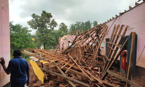 കൊച്ചിയില്‍ അങ്കണവാടിയുടെ മേല്‍ക്കൂര തകര്‍ന്നുവീണു; അപകടം കുട്ടികളെത്തുന്നതിന് തൊട്ട് മുന്‍പ്