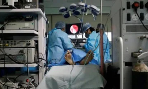 ഐസിയുവില്‍ കിടന്ന രോഗിക്ക് ചികില്‍സ നല്‍കി ആള്‍ദൈവം, അന്വേഷണം