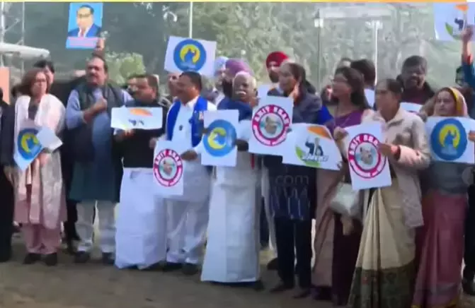 അമിത് ഷാ രാജി വെക്കണമെന്നാവശ്യം; പാര്ലമെന്റിലേക്ക് പ്രതിഷേധ മാര്ച്ച് അമിത് ഷാ രാജി വെക്കണമെന്നാവശ്യം; പാര്ലമെന്റിലേക്ക് പ്രതിഷേധ മാര്ച്ച്