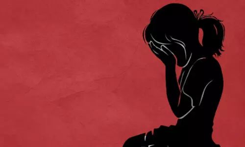 രണ്ടാനച്ഛന് പീഡിപ്പിച്ചെന്ന് പെണ്കുട്ടി: അമ്മയും രണ്ടാനച്ഛനും അറസ്റ്റില് രണ്ടാനച്ഛന് പീഡിപ്പിച്ചെന്ന് പെണ്കുട്ടി: അമ്മയും രണ്ടാനച്ഛനും അറസ്റ്റില്