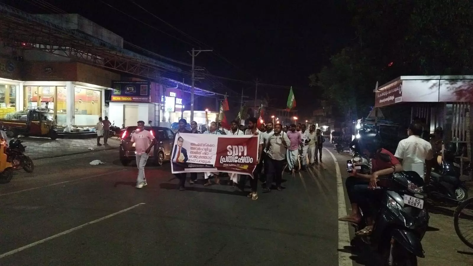 അംബേദ്കര് അവഹേളനം: അമിത്ഷായെ പുറത്താക്കുക; എസ്ഡിപിഐ പ്രതിഷേധിച്ചു അംബേദ്കര് അവഹേളനം: അമിത്ഷായെ പുറത്താക്കുക; എസ്ഡിപിഐ പ്രതിഷേധിച്ചു