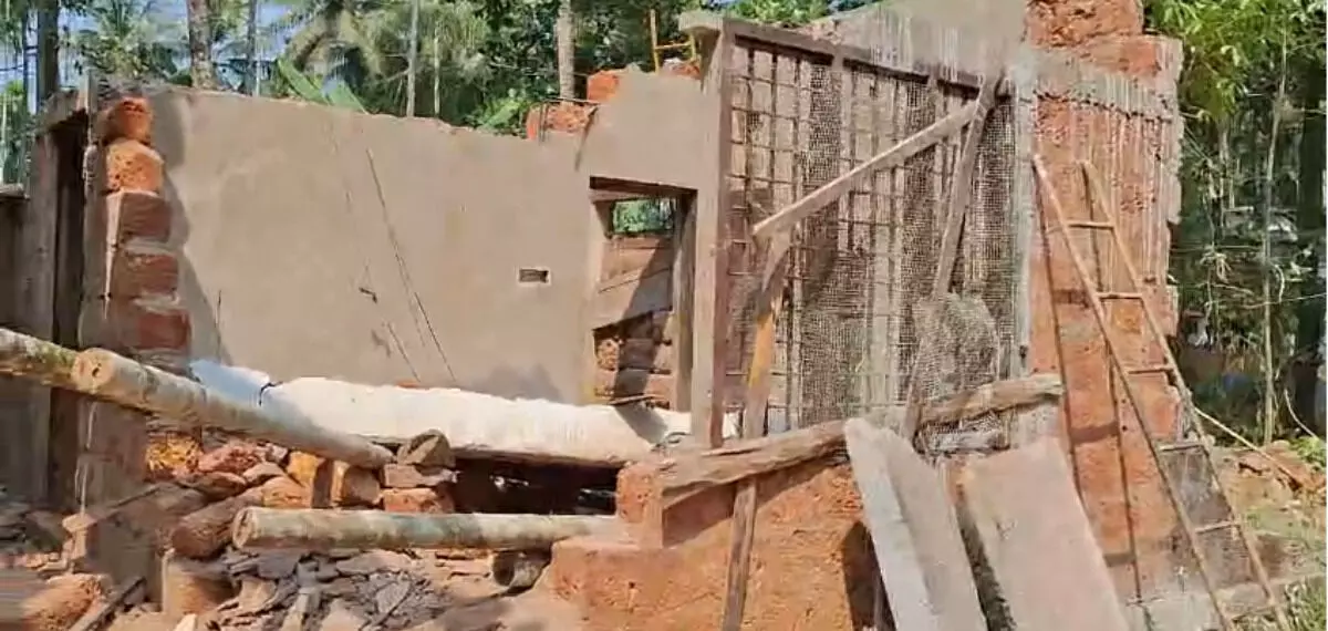 സ്ലാബ് തകര്ന്നു വീണ് അതിഥി തൊഴിലാളിക്ക് ദാരുണാന്ത്യം സ്ലാബ് തകര്ന്നു വീണ് അതിഥി തൊഴിലാളിക്ക് ദാരുണാന്ത്യം