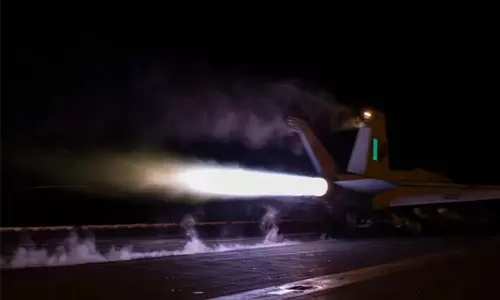 ഹൂത്തികളെ ആക്രമിക്കാന് പോയ സ്വന്തം യുദ്ധവിമാനം വെടിവച്ചിട്ട് യുഎസ് സൈന്യം ഹൂത്തികളെ ആക്രമിക്കാന് പോയ സ്വന്തം യുദ്ധവിമാനം വെടിവച്ചിട്ട് യുഎസ് സൈന്യം