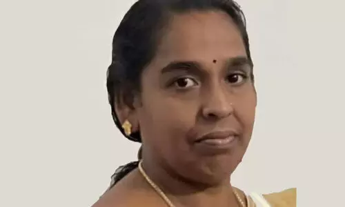 സ്കൂട്ടര് യാത്രക്കിടെ ഷാള് കഴുത്തില് കുരുങ്ങി മരണം സ്കൂട്ടര് യാത്രക്കിടെ ഷാള് കഴുത്തില് കുരുങ്ങി മരണം