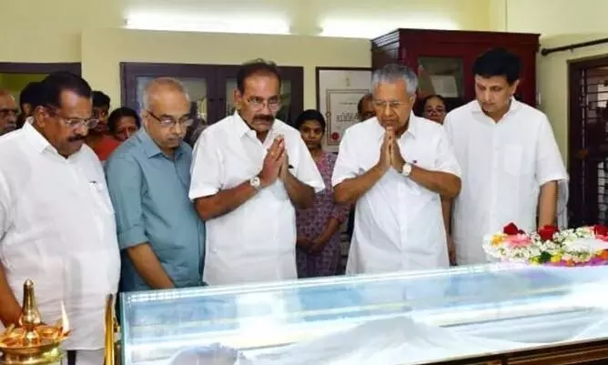 എം ടി വാസുദേവന് നായര്ക്ക് അന്തിമോപചാരം അര്പ്പിച്ച് മുഖ്യമന്ത്രി പിണറായി വിജയന് എം ടി വാസുദേവന് നായര്ക്ക് അന്തിമോപചാരം അര്പ്പിച്ച് മുഖ്യമന്ത്രി പിണറായി വിജയന്