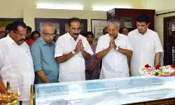 എം ടി വാസുദേവന്‍ നായര്‍ക്ക് അന്തിമോപചാരം അര്‍പ്പിച്ച് മുഖ്യമന്ത്രി പിണറായി വിജയന്‍