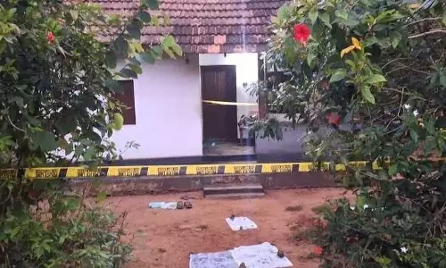 തൃശൂര് കൊടകരയില് രണ്ടു പേര് വെട്ടേറ്റു മരിച്ചു തൃശൂര് കൊടകരയില് രണ്ടു പേര് വെട്ടേറ്റു മരിച്ചു