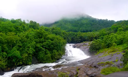 ആഢ്യന്‍പാറയില്‍ നാല് വയസുകാരന്‍ വെള്ളച്ചാട്ടത്തിലേയ്ക്ക് വീണു; കുട്ടിയെ രക്ഷിച്ച് ലൈഫ് ഗാര്‍ഡ്