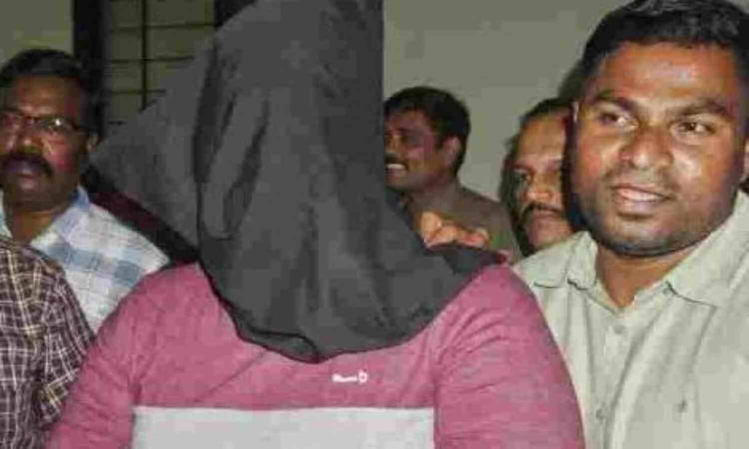 13കാരിയെ പീഡിപ്പിച്ച് കൊന്ന് ബാഗിലാക്കി; ദമ്പതികള് പിടിയില് 13കാരിയെ പീഡിപ്പിച്ച് കൊന്ന് ബാഗിലാക്കി; ദമ്പതികള് പിടിയില്