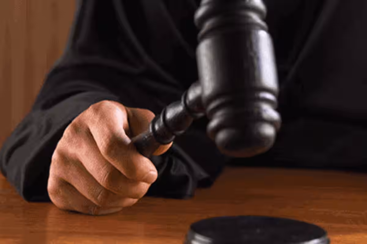 കോടതി ജീവനക്കാരിയോട് മോശമായി പെരുമാറി; ജഡ്ജിയെ സസ്പെന്ഡ് ചെയ്തു കോടതി ജീവനക്കാരിയോട് മോശമായി പെരുമാറി; ജഡ്ജിയെ സസ്പെന്ഡ് ചെയ്തു