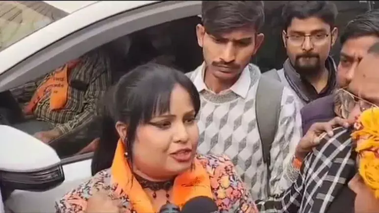 ഈശ്വര് അല്ലാഹ് തേരേ നാം എന്ന് പാടരുത്; രഘുപതി രാഘവ് രാജാ റാംആലപിച്ച ഗായികക്കെതിരേ പ്രതിഷേധം ഈശ്വര് അല്ലാഹ് തേരേ നാം എന്ന് പാടരുത്; രഘുപതി രാഘവ് രാജാ റാംആലപിച്ച ഗായികക്കെതിരേ പ്രതിഷേധം