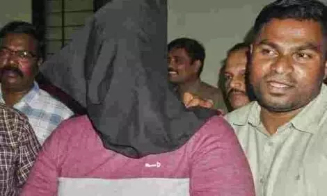 13കാരിയെ പീഡിപ്പിച്ച് കൊന്ന് ബാഗിലാക്കി; ദമ്പതികള് പിടിയില് 13കാരിയെ പീഡിപ്പിച്ച് കൊന്ന് ബാഗിലാക്കി; ദമ്പതികള് പിടിയില്