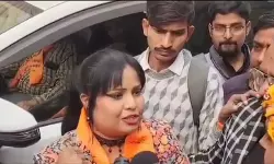 ഈശ്വര് അല്ലാഹ് തേരേ നാം എന്ന് പാടരുത്; രഘുപതി രാഘവ് രാജാ റാംആലപിച്ച ഗായികക്കെതിരേ പ്രതിഷേധം ഈശ്വര് അല്ലാഹ് തേരേ നാം എന്ന് പാടരുത്; രഘുപതി രാഘവ് രാജാ റാംആലപിച്ച ഗായികക്കെതിരേ പ്രതിഷേധം