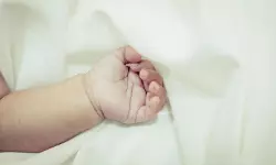 നവജാത ശിശുവിൻ്റെ ശരീരത്തിൽ  ബിസിജി എടുക്കുന്നതിനിടെ സൂചി കുടുങ്ങി