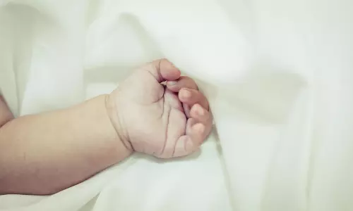 നവജാത ശിശുവിൻ്റെ ശരീരത്തിൽ ബിസിജി എടുക്കുന്നതിനിടെ സൂചി കുടുങ്ങി നവജാത ശിശുവിൻ്റെ ശരീരത്തിൽ ബിസിജി എടുക്കുന്നതിനിടെ സൂചി കുടുങ്ങി